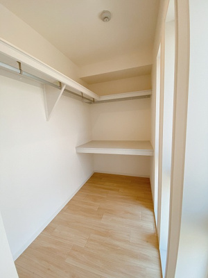 【収納】 | 櫻レジデンス | 洋室7.7帖のお部屋にあるウォークインクローゼットです！お洋服だけではなくバッグなどの小物も収納できますね♪