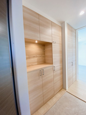 【玄関】 | 櫻レジデンス | 玄関には上下タイプのシューズボックス付き！間のスペースは飾り棚や小物置き場として活用できます♪