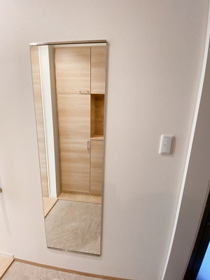 【玄関】 | 櫻レジデンス | 玄関には全身ミラー付きでお出かけの時の身だしなみ確認もばっちり！