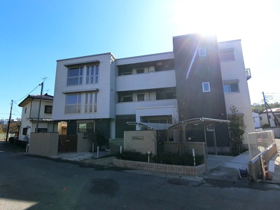 【外観】 | 櫻レジデンス | 小田急線「向ヶ丘遊園」駅まで徒歩圏内の3階建てマンション♪スーパーやコンビニが近くて便利な住環境です☆