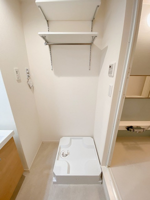 【設備】 | 櫻レジデンス | 洗面所内、洗髪洗面化粧台横にある室内洗濯機置き場です♪防水パンが付いているので万が一の漏水にも安心です！上部には便利な収納棚付き♪