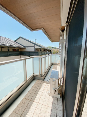 【バルコニー】 | 櫻レジデンス | バルコニーは南東向きなので、晴れた日のお洗濯物は朝からよく乾きそう☆2部屋から出入りできるのでお洗濯物の出し入れに便利♪