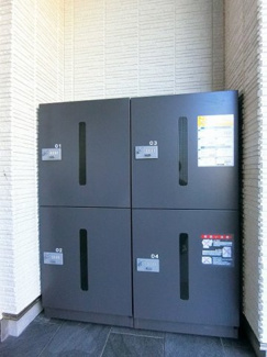 【その他共用部分】 | 共用エントランスには宅配BOXがあるので荷物の受け取りもスムーズに♪再配達を依頼する手間が省けます☆