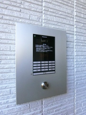 【エントランス】 | 櫻レジデンス | 共用エントランスは不審者の侵入を未然に防ぐオートロック付き！防犯対策充実しています◎