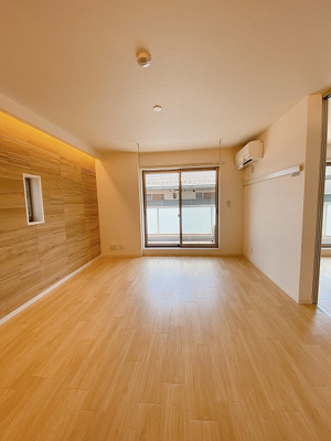 【居間・リビング】 | 櫻レジデンス | 南東向きリビングダイニングキッチン14.4帖☆バルコニーに繋がる角部屋二面採光のお部屋です♪エアコン付きで1年中快適に過ごせますね☆室内物干しも完備しています◎