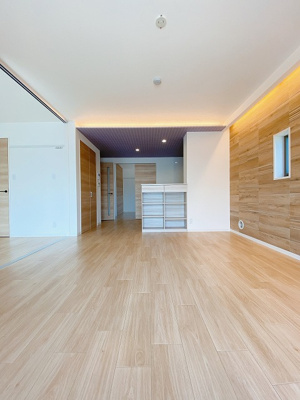 【居間・リビング】 | 櫻レジデンス | 南東向きリビングダイニングキッチン14.4帖☆女性に人気なカウンターキッチンです！カウンター部分には小物を置ける棚がついています！インテリアを飾って楽しむことも♪