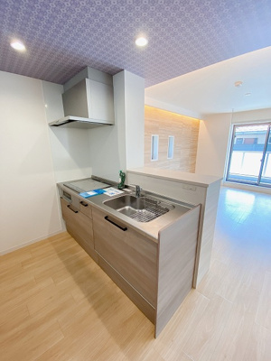 【キッチン】 | 櫻レジデンス | IH3口/グリル付きシステムキッチンです☆IHはサッとひと拭き簡単お手入れ♪場所を取るお鍋やお皿もすっきり収納できます♪