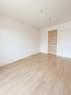 【洋室】 | 櫻レジデンス | 南東向き洋室7.5帖☆ウォークインクローゼットがあります♪お洋服の多い方もお部屋が片付いて快適に過ごせますね♪