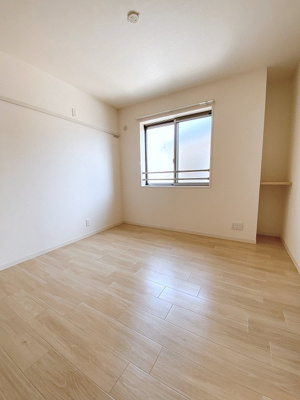 【洋室】 | 櫻レジデンス | 洋室6帖☆リビングダイニングキッチンと廊下の両方から出入りができます！子供部屋や書斎・寝室など多用途に使えそう♪