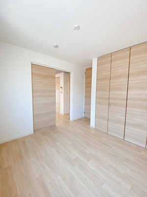 【子供部屋】 | 櫻レジデンス | 洋室6帖☆クローゼットがあります♪お洋服がスッキリ収納できて、整理しやすくなりますね☆