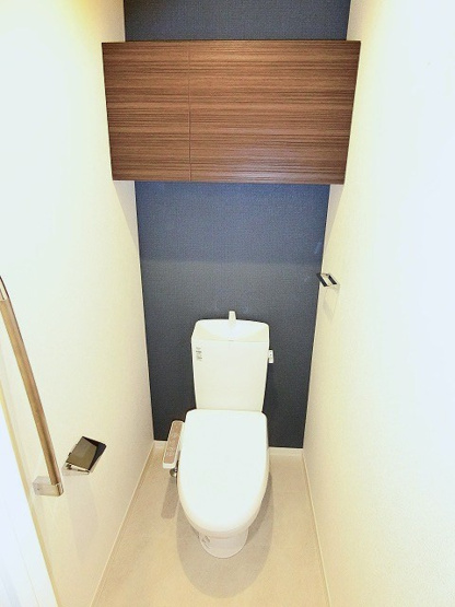 【トイレ】 | 櫻レジデンス | トイレは温水洗浄便座付き♪人気のバストイレ別です♪小物を置ける便利な棚やタオルハンガーも付いています♪