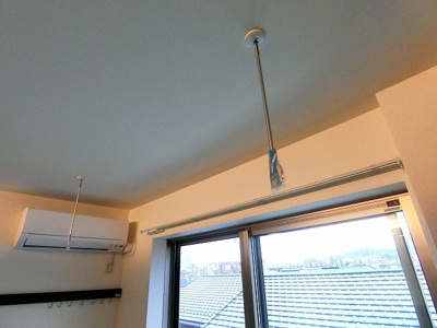 【設備】 | 櫻レジデンス | LDK11.2帖のお部屋にある室内物干しです！雨の日やお出掛け時の室内干しにとても便利☆花粉や梅雨の時期に重宝しますね♪