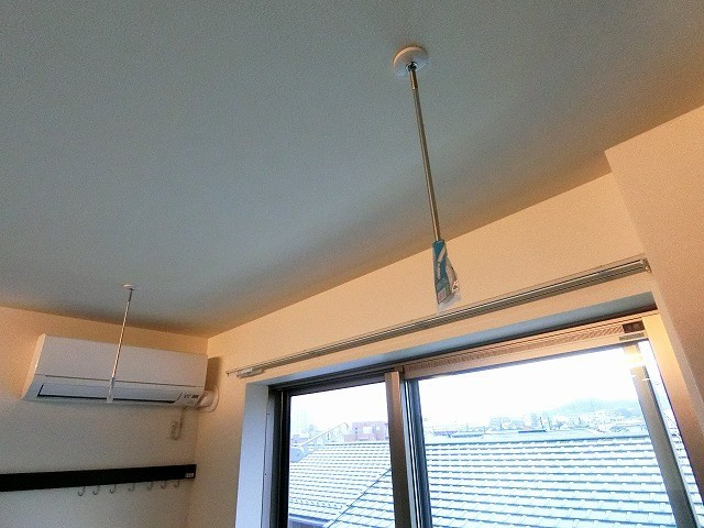 【設備】 | 櫻レジデンス | LDK11.2帖のお部屋にある室内物干しです！雨の日やお出掛け時の室内干しにとても便利☆花粉や梅雨の時期に重宝しますね♪