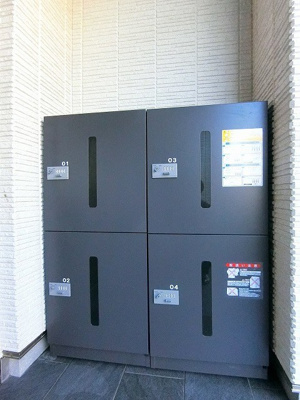 【その他共用部分】 | 櫻レジデンス | 共用エントランスには宅配BOXがあるので荷物の受け取りもスムーズに☆再配達を依頼する手間が省けます♪