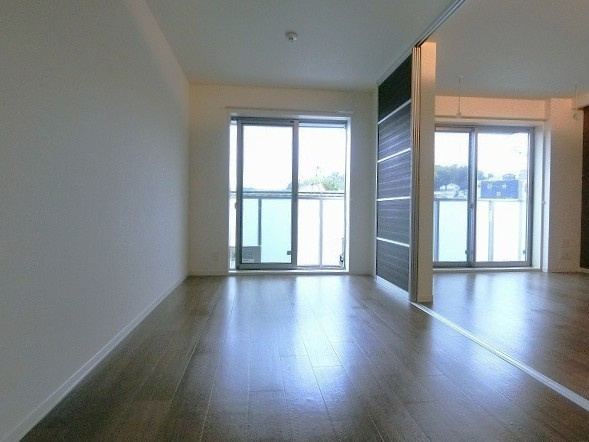 【洋室】 | 櫻レジデンス | 南東向き洋室7帖☆バルコニーに繋がるお部屋です☆洋室のお部屋は毎日のお手入れもラクラクできちゃいます！