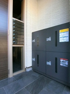 【その他共用部分】 | 共用エントランスには宅配BOXがあるので荷物の受け取りもスムーズに♪再配達を依頼する手間が省けます☆