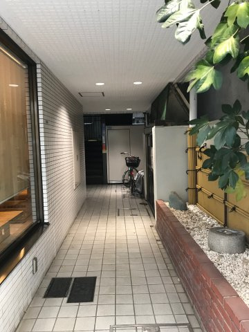 カテリーナ柳通りビルのエントランス