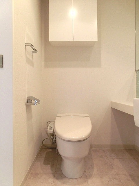 RESIDIA新御徒町のトイレ|レジディア新御徒町のタンクレス温水洗浄便座です