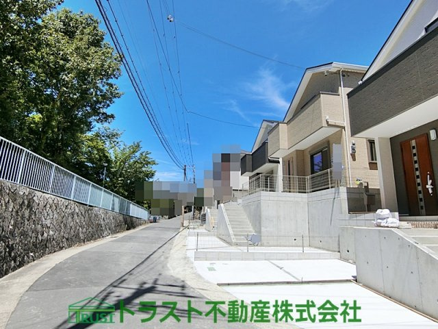 神戸市垂水区多聞台　全３区画　新築戸建の前面道路含む現地写真