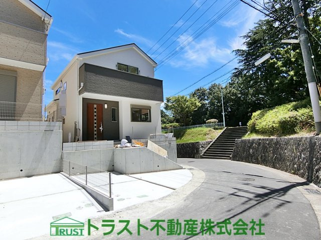 神戸市垂水区多聞台　全３区画　新築戸建の前面道路含む現地写真