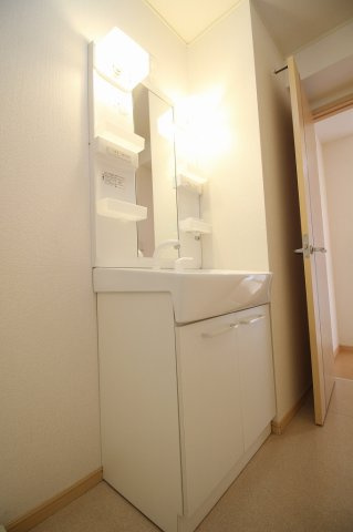 マロニエハイツⅠの独立洗面台|朝の支度にも助かる、独立の洗髪洗面化粧台