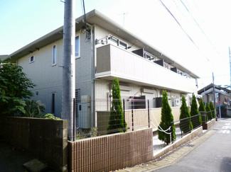 【外観】 | グリーンライン「東山田」駅より徒歩5分！「北山田駅」も徒歩圏内♪ファミリーマートが近くてちょっとしたお買い物にも便利な立地の2階建てアパートです♪