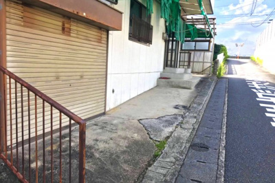 【駐車場】 | 伏見区向島善阿弥町　中古戸建 | 駐車可能スペースは3台分あります。シャッター付の倉庫は車庫としても利用できます。