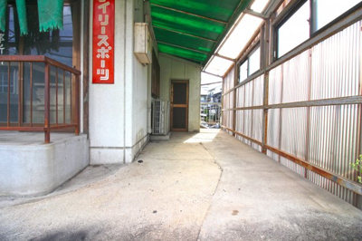 【駐車場】 | 伏見区向島善阿弥町　中古戸建 | こちらは屋根のあるスペースになっています。東側と北側に入口が設置されています。