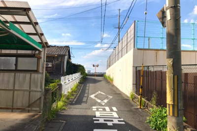 【前面道路含む現地写真】 | 伏見区向島善阿弥町　中古戸建 | 北側へ進むとすぐ近くに宇治川がありウォーキングコースとしても。