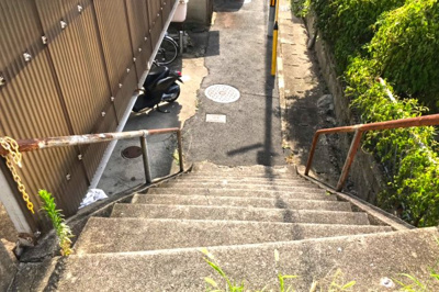 【前面道路含む現地写真】 | 伏見区向島善阿弥町　中古戸建 | 【北側】東側道路から石段を降りられます。
