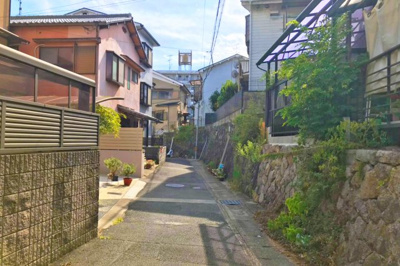 【前面道路含む現地写真】 | 伏見区向島善阿弥町　中古戸建 | 【北側】幅員2.5ｍの道があります。