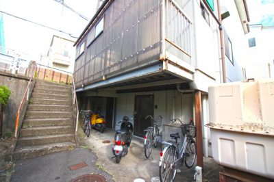 【前面道路含む現地写真】 | 伏見区向島善阿弥町　中古戸建 | バイクや自転車を置くスペースが十分にあります。