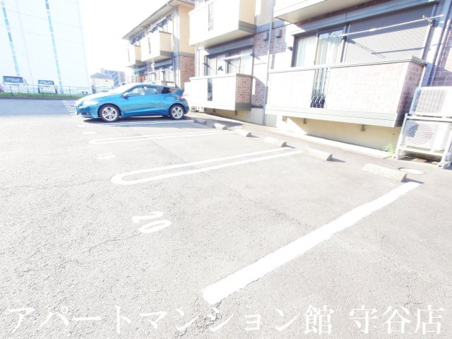 アプローズスクエアBの駐車場