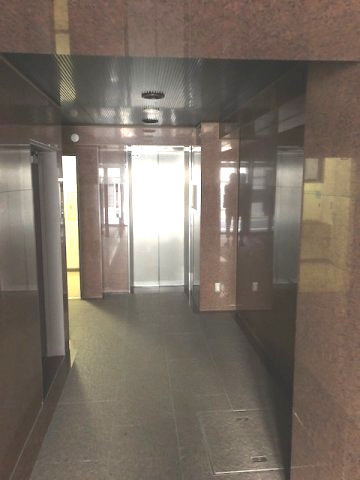 新宿区新宿１丁目の事務所のエントランス