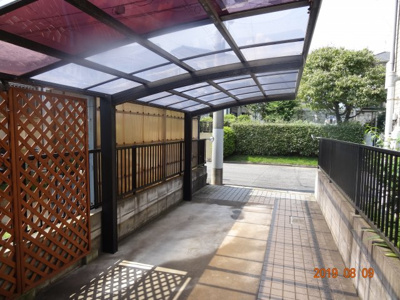 【駐車場】 | さいたま市緑区芝原3丁目　土地広々54坪・建物広々4SLDK34坪のハウスメーカー施工中古住宅 | 車をお持ちの方に嬉しい駐車場付きの物件です