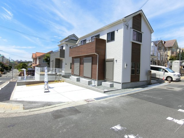 神戸市垂水区本多聞6丁目 新築戸建の前面道路含む現地写真