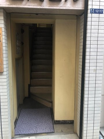 岩間ビルのエントランス