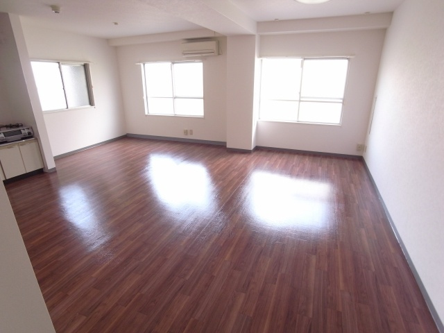 ルナステーションの居間・リビング|１７.６帖のビッグワンルーム！