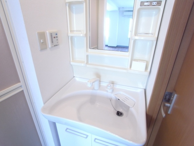 ルナステーションの洗面所|シャンプードレッサー洗面台