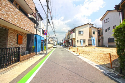 【前面道路含む現地写真】 | 宇治市小倉町南浦　新築戸建 | 前道6ｍと開放的で駐車もラクラクです。運転が苦手な方でも安心ですね。最寄り駅は徒歩5分、買物施設や金融機関などが近隣にある充実した暮らしです。