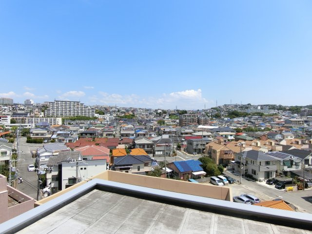 ライオンズマンション西舞子第2の展望|本物件マンション６階ホール部分からの眺望です
