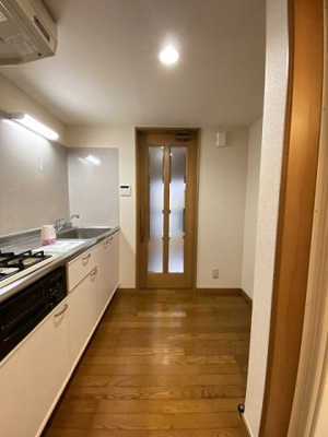 【玄関】 | ID壱番館 | 玄関から室内への景観です☆キッチンの奥に南向き洋室6帖のお部屋があります♪