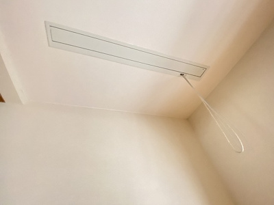 【設備】 | ID壱番館 | 洋室6帖のお部屋にある室内物干しです☆雨の日やお出掛け時の室内干しにとても便利☆花粉や梅雨の時期に重宝しますね♪