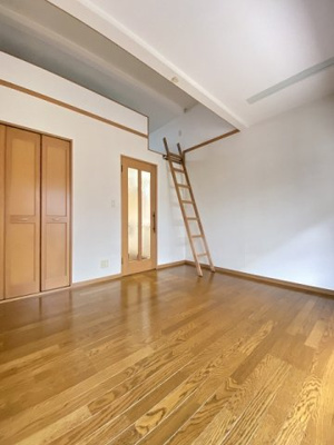 【寝室】 | ID壱番館 | 南向き洋室6帖☆ロフトスペースとクローゼットがあります♪お洋服や荷物の多い方もお部屋が片付いて快適に過ごせますね☆