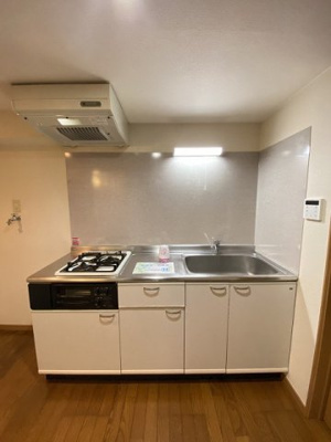 【キッチン】 | ID壱番館 | 白を基調としたシステムキッチンです！場所を取るお鍋やお皿もすっきり収納できます♪