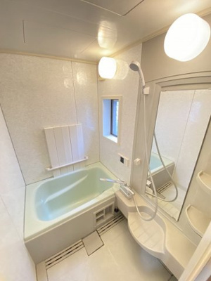 【浴室】 | ID壱番館 | 追い焚き機能付きバスルーム☆窓があるので湿気対策OK！お風呂に浸かって一日の疲れもすっきりリフレッシュ♪