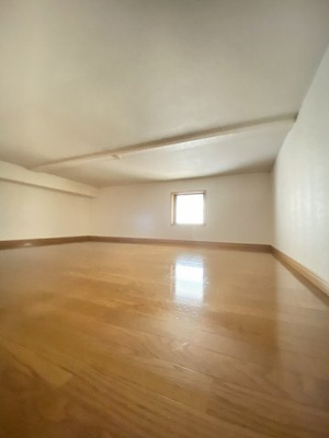 【収納】 | ID壱番館 | 洋室6帖のお部屋にある6帖のロフトスペースです☆窓があるので多用途に使用できます♪