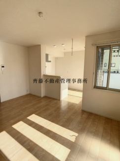 【居間・リビング】 | ハイムスクエア石巻双葉２番館 | 日当たりから優しさを感じられるリビングです。窓も多めに準備しております。