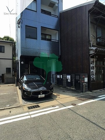 リバーサイドタワーの駐車場
