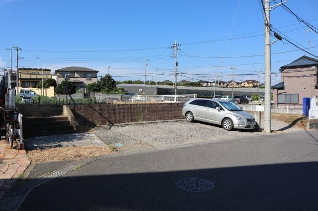 八千代市萱田町　売地　南側６ｍ公道面　建築条件なし　約５０．４坪の前面道路含む現地写真